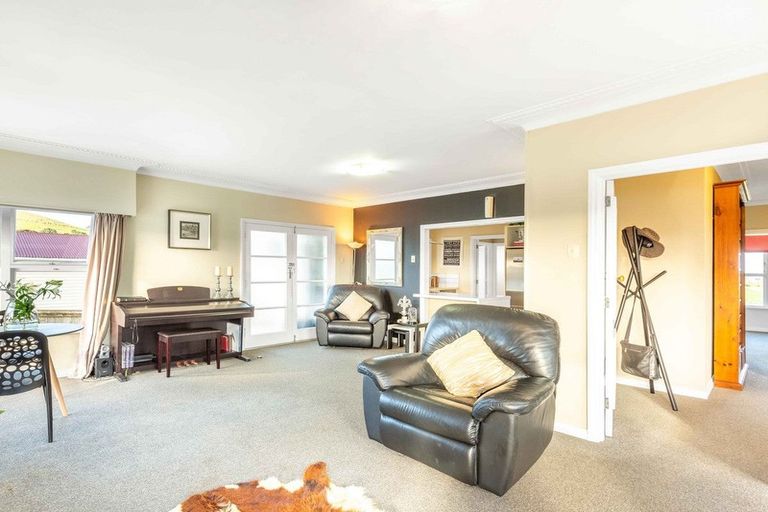 Photo of property in 18 Wellesley Road, Mangere Bridge, Auckland, 2022