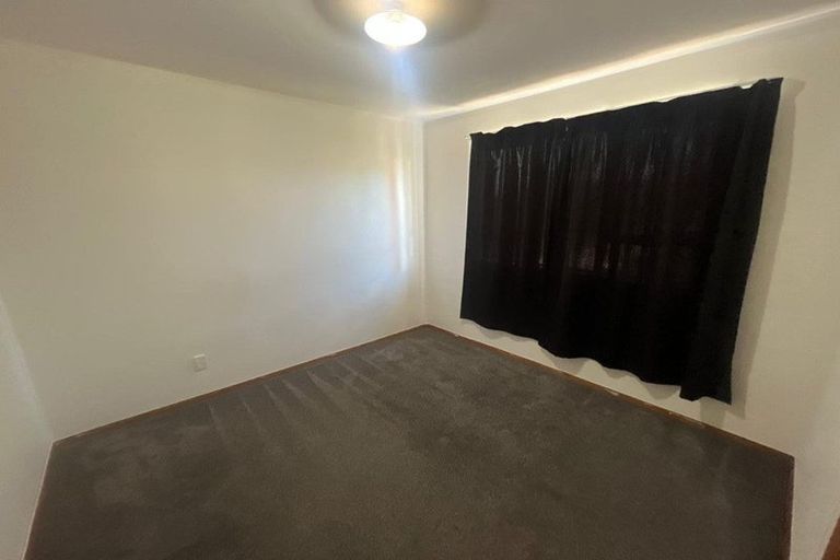 Photo of property in 11 Springside Place, New Lynn, Auckland, 0600