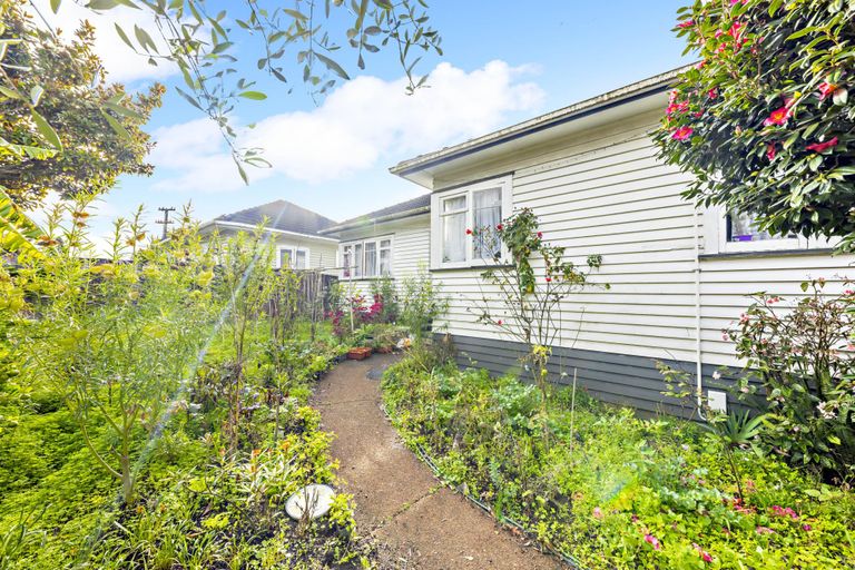 Photo of property in 39 Russell Road, Manurewa, Auckland, 2102