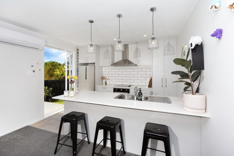 Photo of property in 2/99 Hobsonville Road, West Harbour, Auckland, 0618