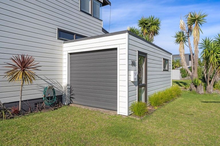 Photo of property in 202 Beverley Terrace, Whangamata, 3620