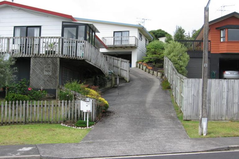 Photo of property in 2/10 Sevilla Place, Unsworth Heights, Auckland, 0632