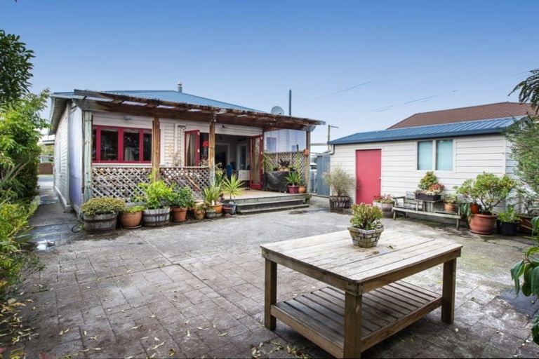 Photo of property in 24 Hargest Crescent, Saint Kilda, Dunedin, 9012