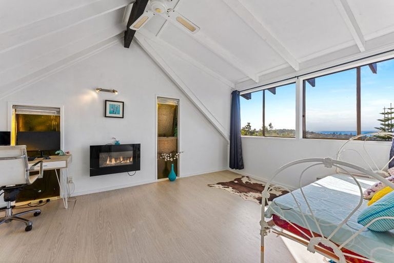 Photo of property in 1/813 East Coast Road, Northcross, Auckland, 0630