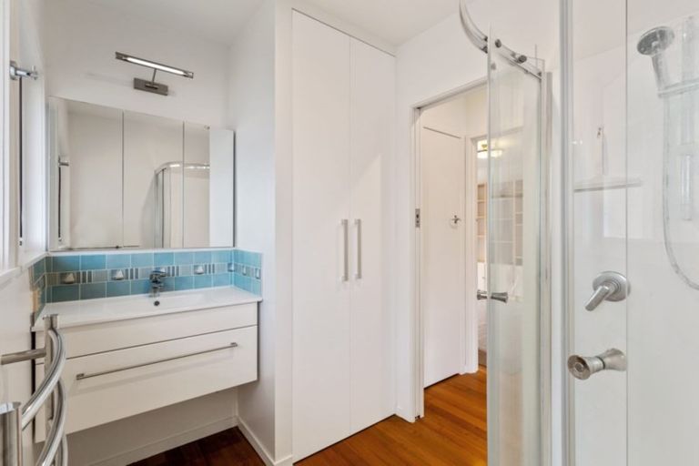 Photo of property in 1/5 Dudding Avenue, Northcote, Auckland, 0627