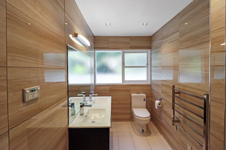 Photo of property in 19 Churton Drive, Churton Park, Wellington, 6037