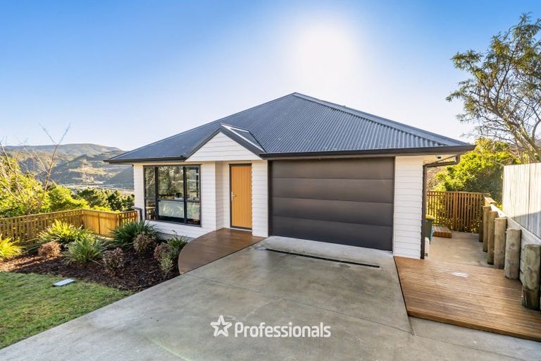 Photo of property in 6 Castle Crescent, Stokes Valley, Lower Hutt, 5019