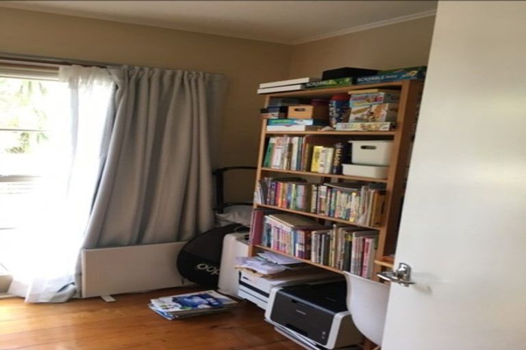 Photo of property in 8 Thuja Street, Green Bay, Auckland, 0604