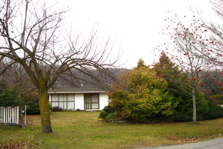 Photo of property in 37 Adamson Drive, Arrowtown, 9302