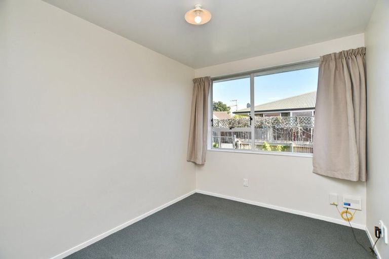 Photo of property in 2/5 Tamarisk Place, Parklands, Christchurch, 8083