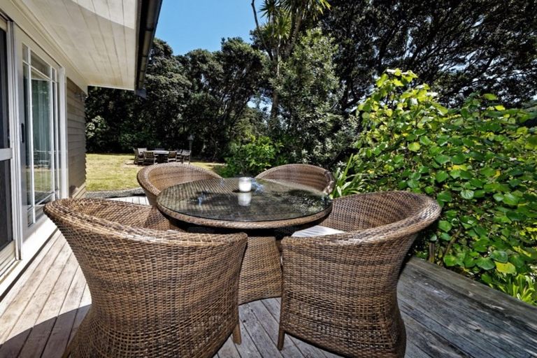 Photo of property in 100 Garden Road, Piha, New Lynn, 0772