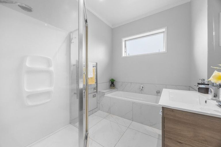 Photo of property in 5 Malbec Place, Huapai, Kumeu, 0810