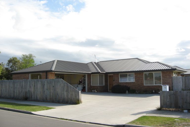 Photo of property in 1 Hawkins Place, Rangiora, 7400