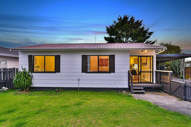 Photo of property in 1/12 De Bloge Place, Clendon Park, Auckland, 2103