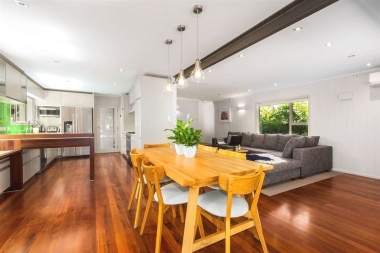 Photo of property in 18 Airlie Road, Plimmerton, Porirua, 5026