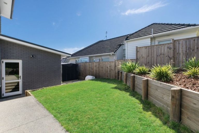 Photo of property in 92 Arran Point Parade, Orewa, 0931