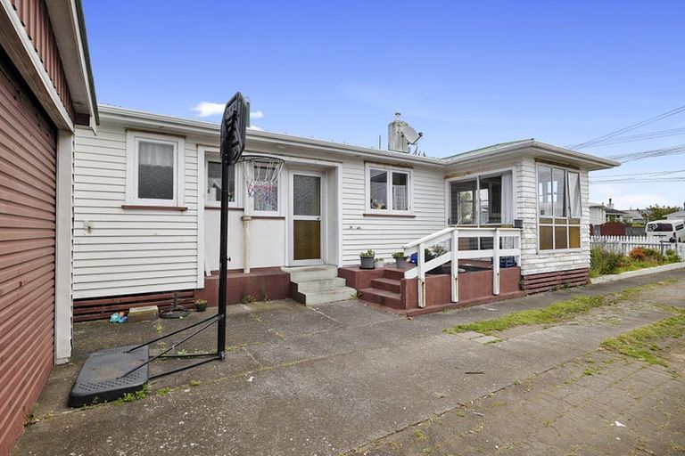 Photo of property in 56 Banks Street, Marfell, New Plymouth, 4310