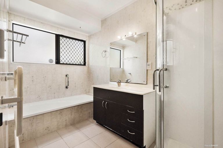 Photo of property in 2/878 East Coast Road, Northcross, Auckland, 0630