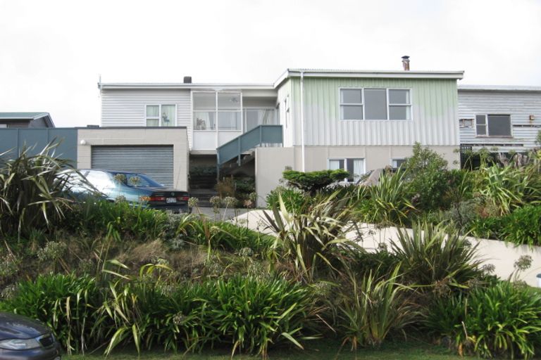 Photo of property in 6 Chapman Street, Newlands, Wellington, 6037