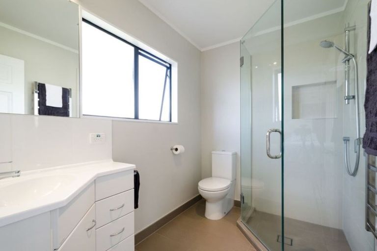 Photo of property in 7 Oakpark Place, West Harbour, Auckland, 0618