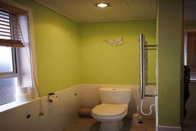 Photo of property in 10 Barron Drive, Green Bay, Auckland, 0604