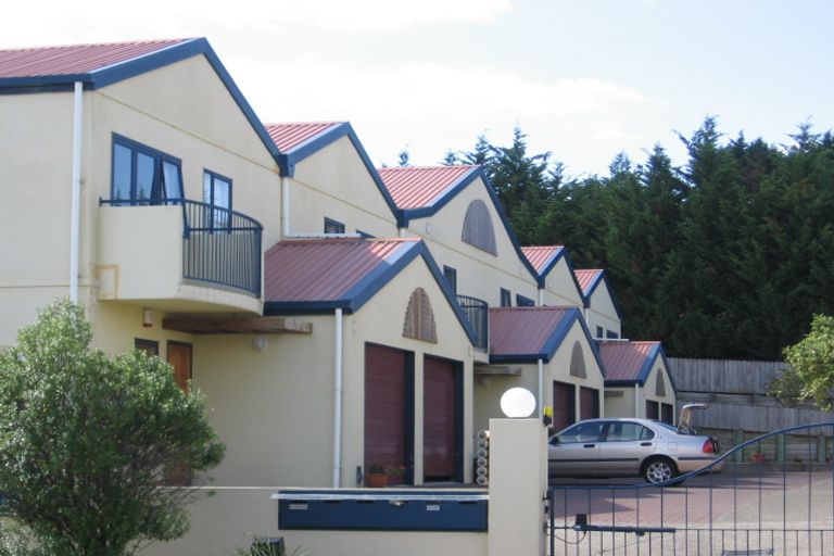 Photo of property in 9/70 Fernhill Way, Oteha, Auckland, 0632