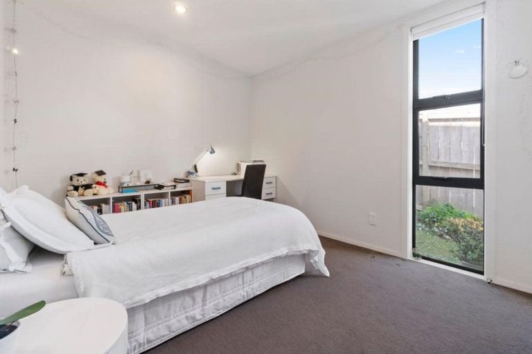 Photo of property in 72a Hobsonville Road, West Harbour, Auckland, 0618