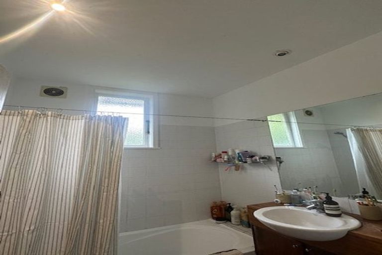Photo of property in 1 Hungerford Road, Lyall Bay, Wellington, 6022