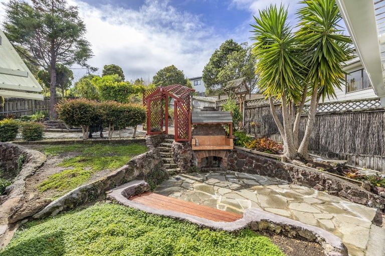 Photo of property in 17 Louise Place, Browns Bay, Auckland, 0630
