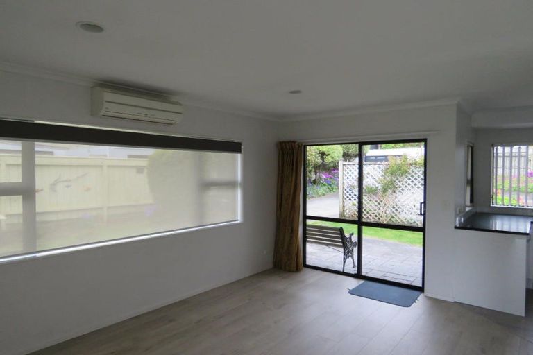 Photo of property in 52 Paynters Avenue, Strandon, New Plymouth, 4312