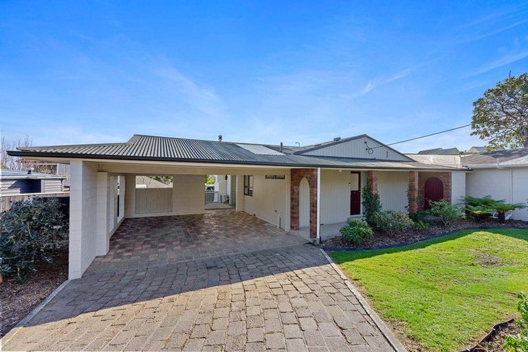 Photo of property in 10 Winara Avenue, Waikanae, 5036