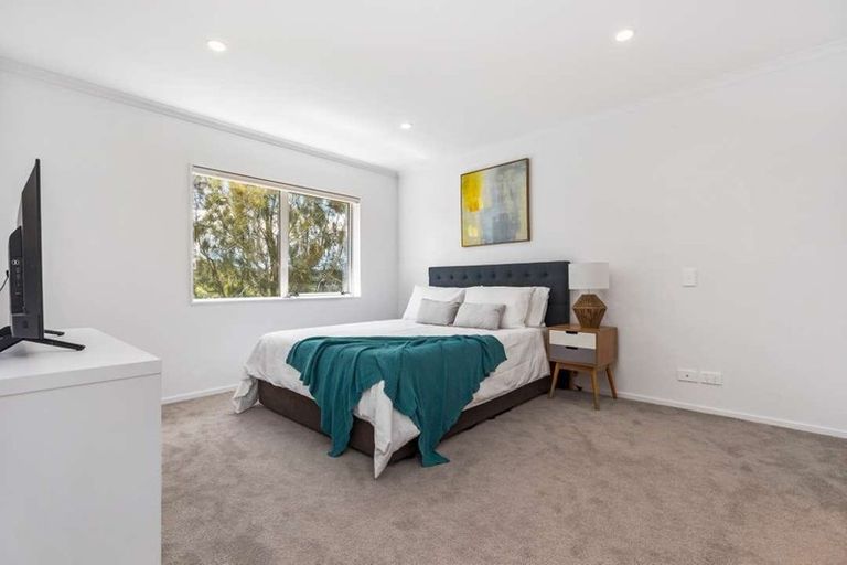 Photo of property in 24 William Wallbank Crescent, Swanson, Auckland, 0614