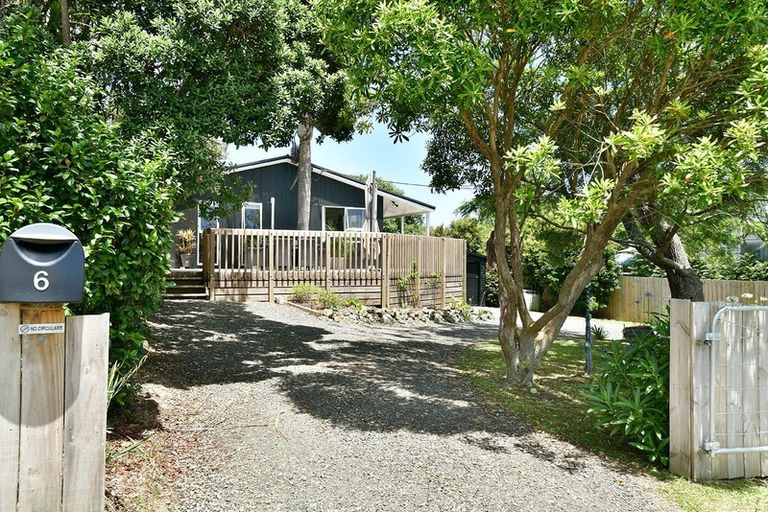 Photo of property in 6 Hand Road, Helensville, 0800