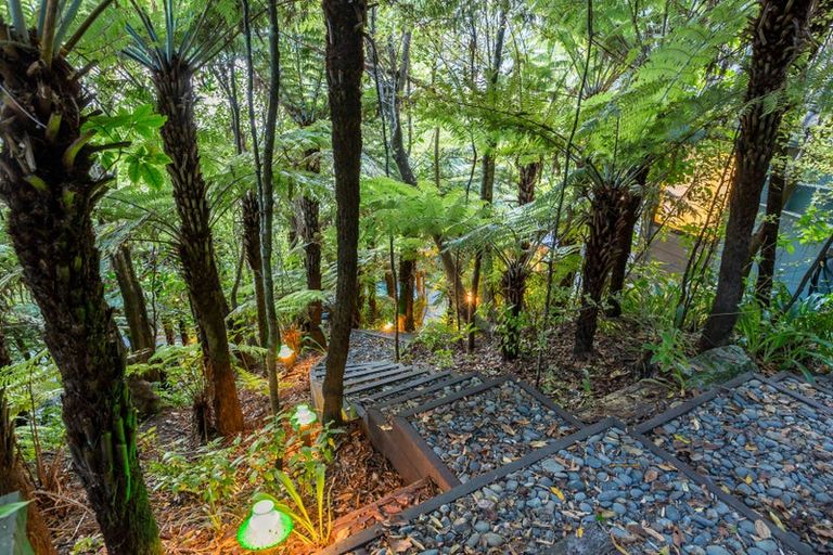 Photo of property in 17 Dillon Street, Lowry Bay, Lower Hutt, 5013