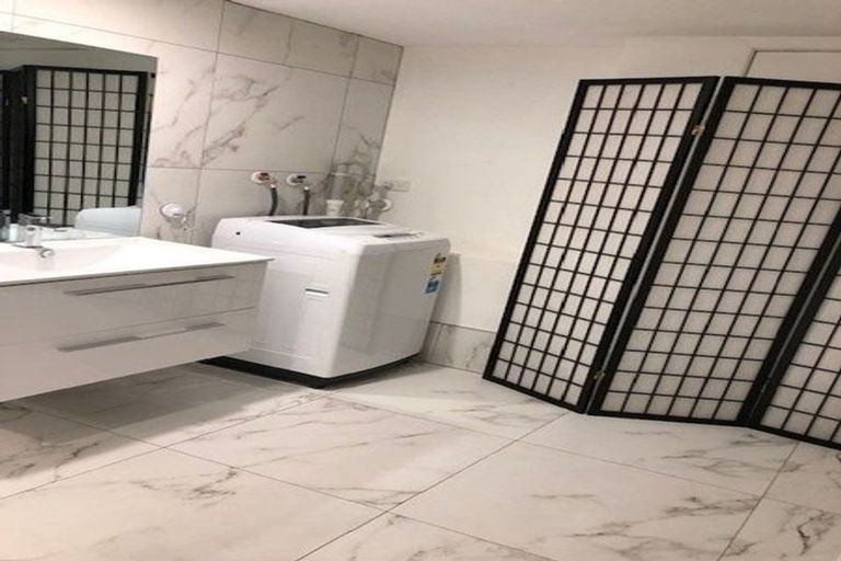 Photo of property in 2/61 Forrest Hill Road, Milford, Auckland, 0620