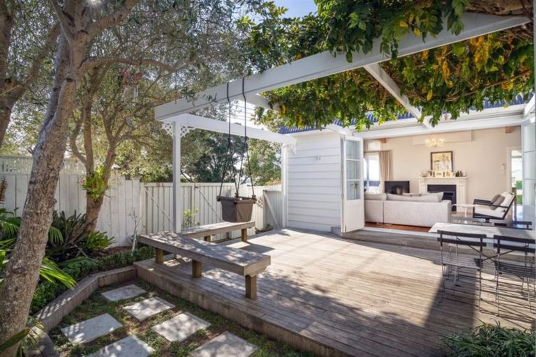 Photo of property in 6 Richmond Avenue, Northcote Point, Auckland, 0627