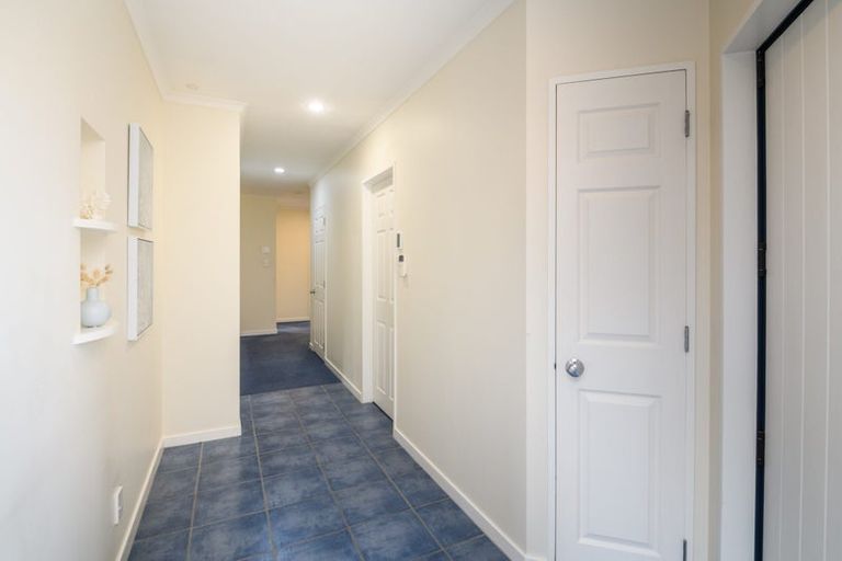 Photo of property in 16 Cloake Way, Palmerston North, 4414