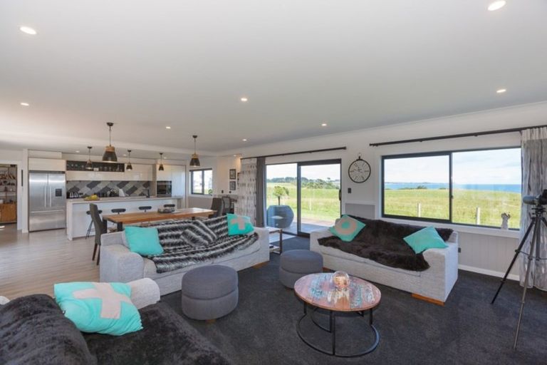 Photo of property in 71 Carrs Road, Urenui, 4377