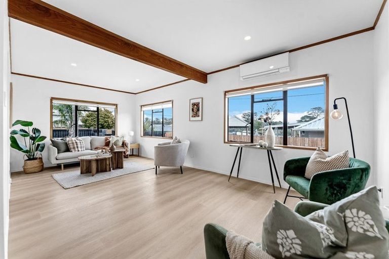 Photo of property in 12 Cleve Road, Green Bay, Auckland, 0604