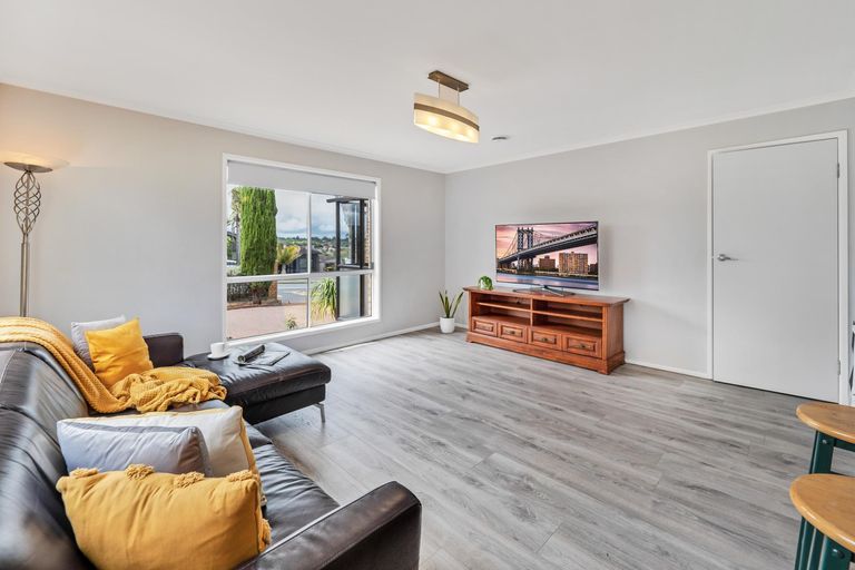 Photo of property in 129 Botany Road, Botany Downs, Auckland, 2010