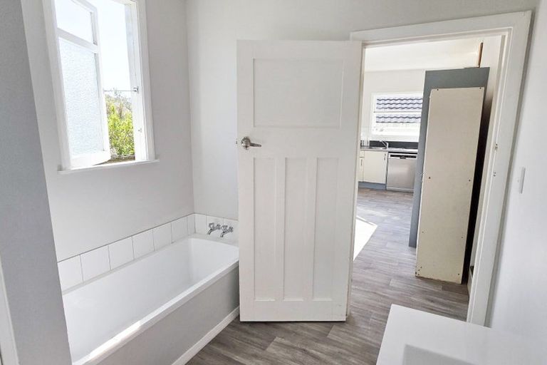 Photo of property in 11 Glanmire Road, Newlands, Wellington, 6037