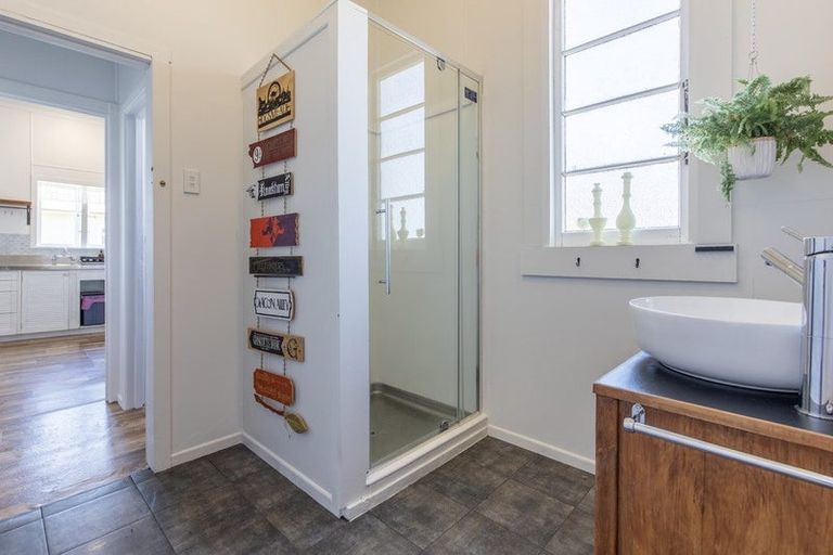 Photo of property in 15 Waverley Street, Waipawa, 4210