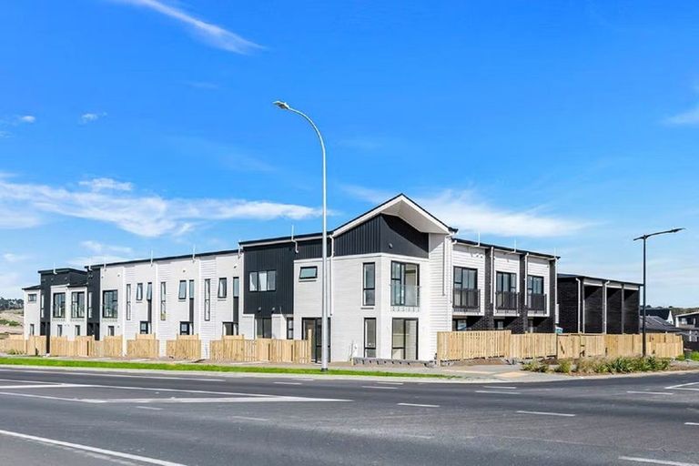 Photo of property in 7/86 Fred Taylor Drive, Westgate, Auckland, 0814