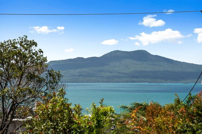 Photo of property in 2/174 East Coast Road, Forrest Hill, Auckland, 0620