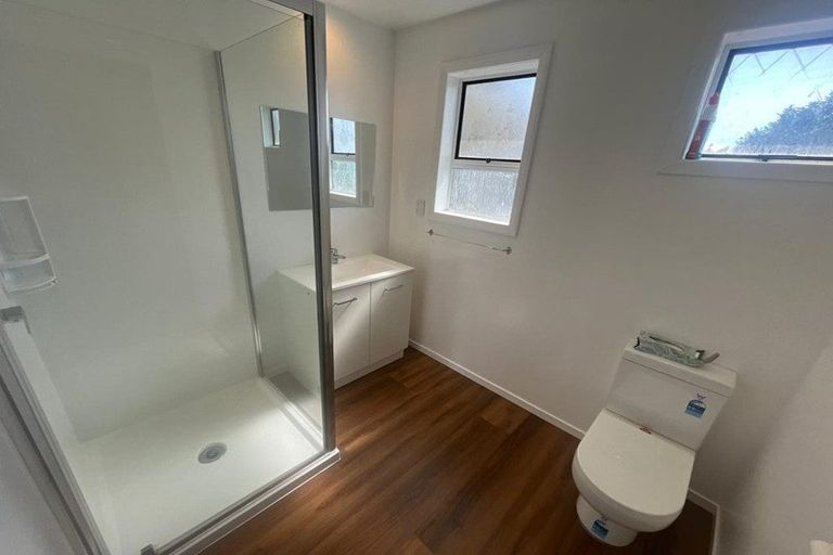 Photo of property in 11 Springside Place, New Lynn, Auckland, 0600