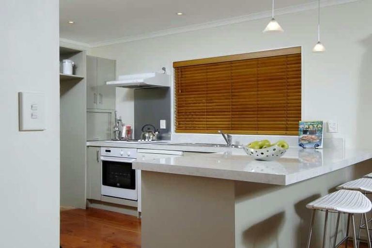 Photo of property in 2/12a Dallinghoe Crescent, Milford, Auckland, 0620