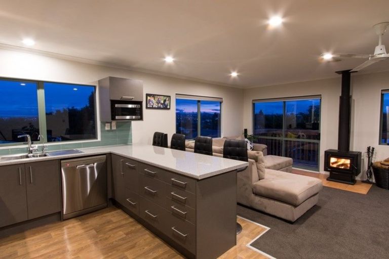 Photo of property in 8a Edgware Road, West Harbour, Auckland, 0618