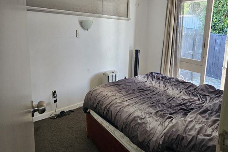 Photo of property in 557 Glenfield Road, Glenfield, Auckland, 0629