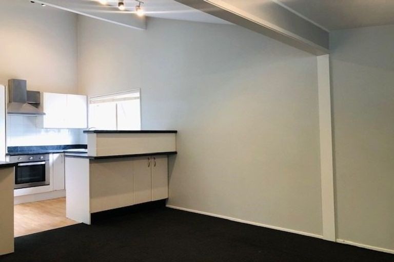 Photo of property in 2/68 Cockayne Crescent, Sunnynook, Auckland, 0620