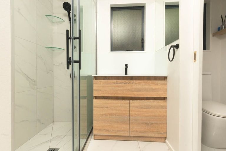 Photo of property in 2/59 Santiago Crescent, Unsworth Heights, Auckland, 0632